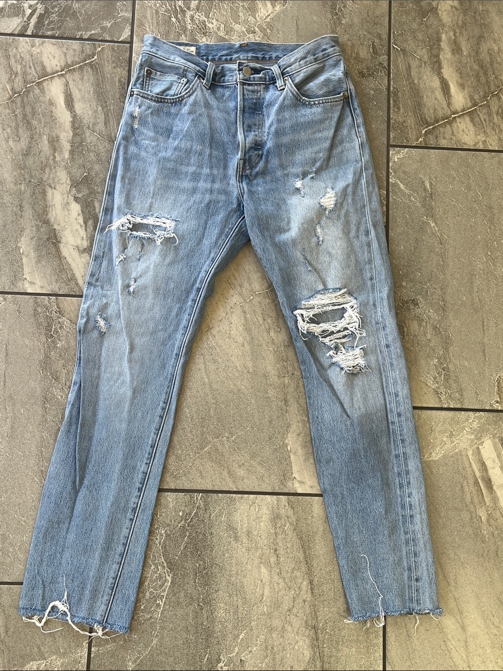 💙 Levi's Premium 501 Jeans Size 28 100% Cotton Light Wash Distressed